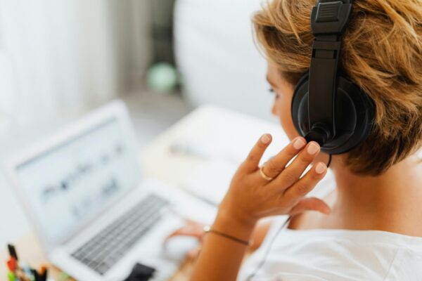 A professional developer at an online course funnel builder agency configuring a structured lesson layout.